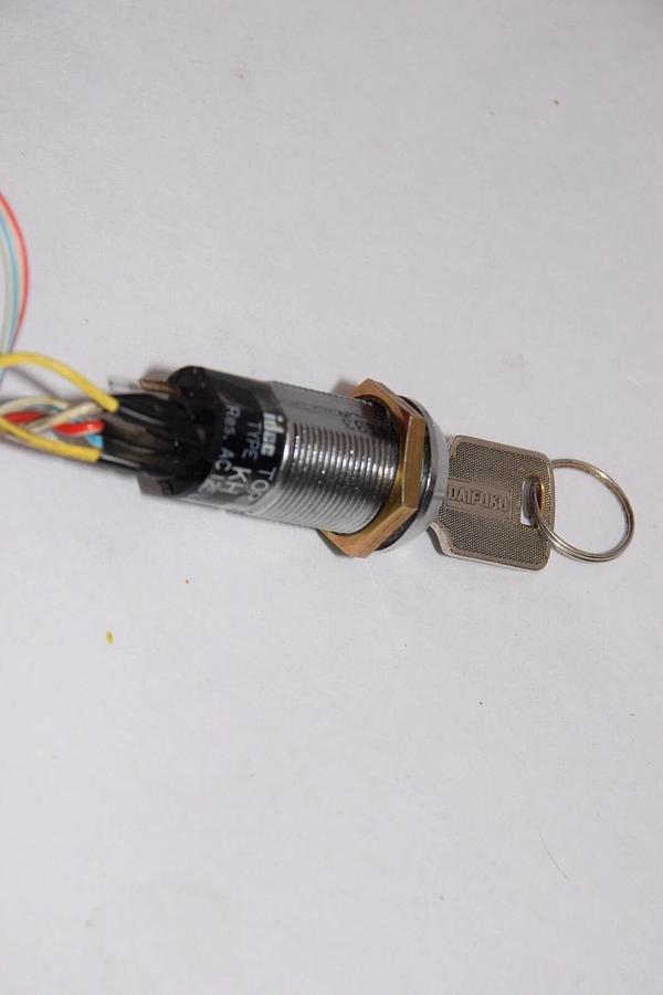 Used IDEC TYPE KH 125Vac 1A Key Switch