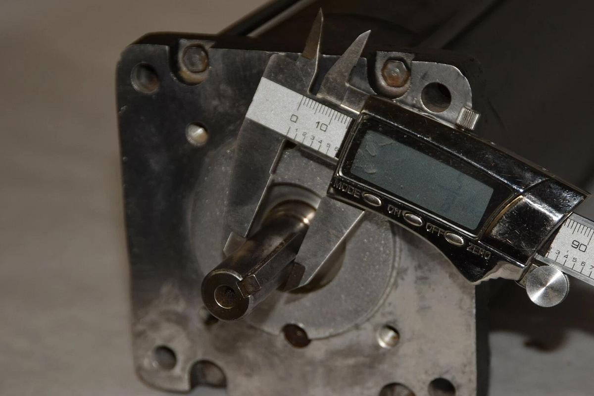 Used ALLEN BRADLEY 1326AB-A2E-11-A4 3000rpm 5/8" AC Servo Motor With Encoder