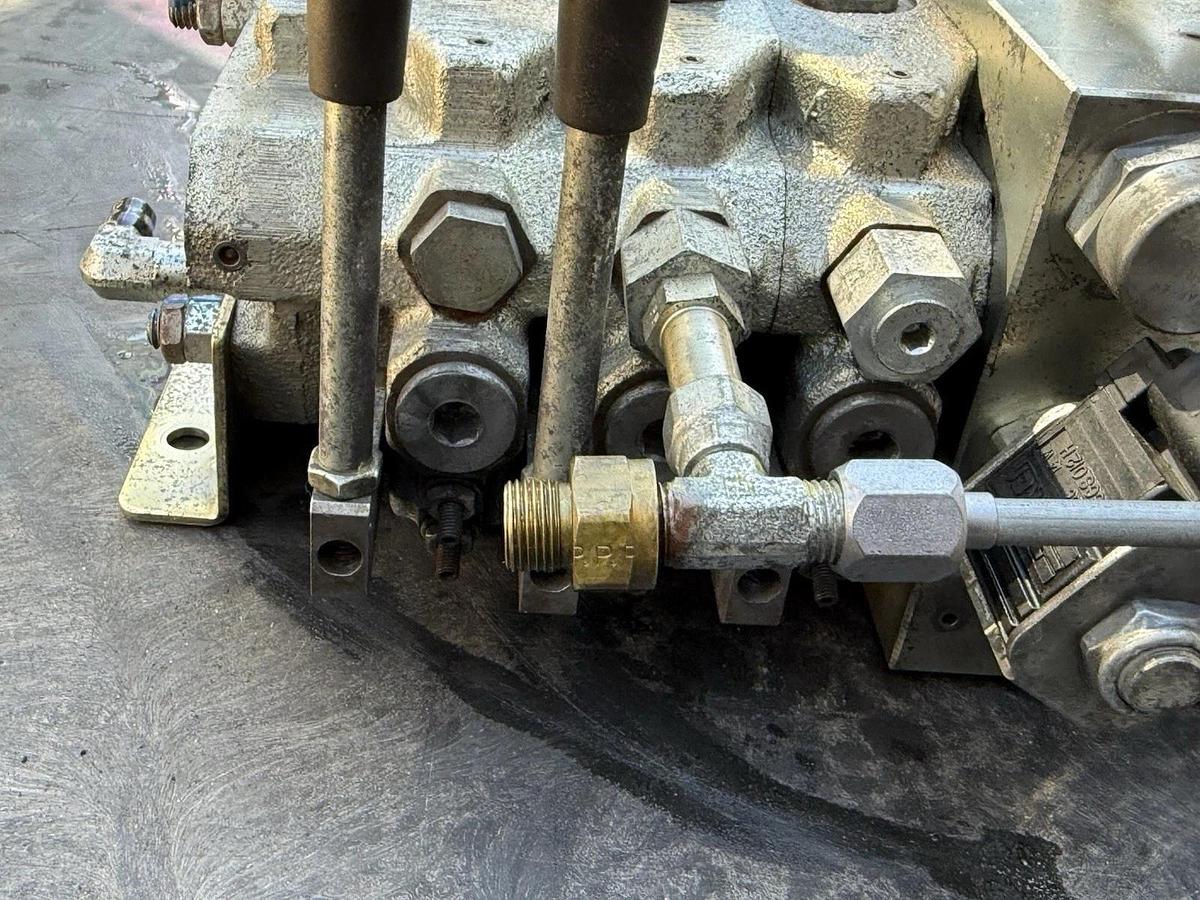 Used Altec 990292145, DB5195.800 Hydraulic Valve Block 7 spool Valve