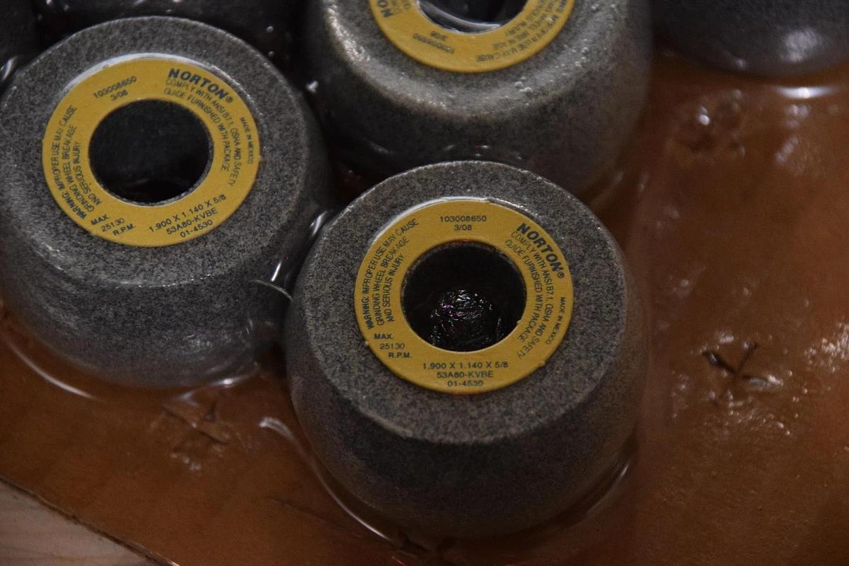 12) NORTON 53A80-KVBE ALUNDUM GRINDING WHEELS 1.900"x1.140"x5/8" NEW