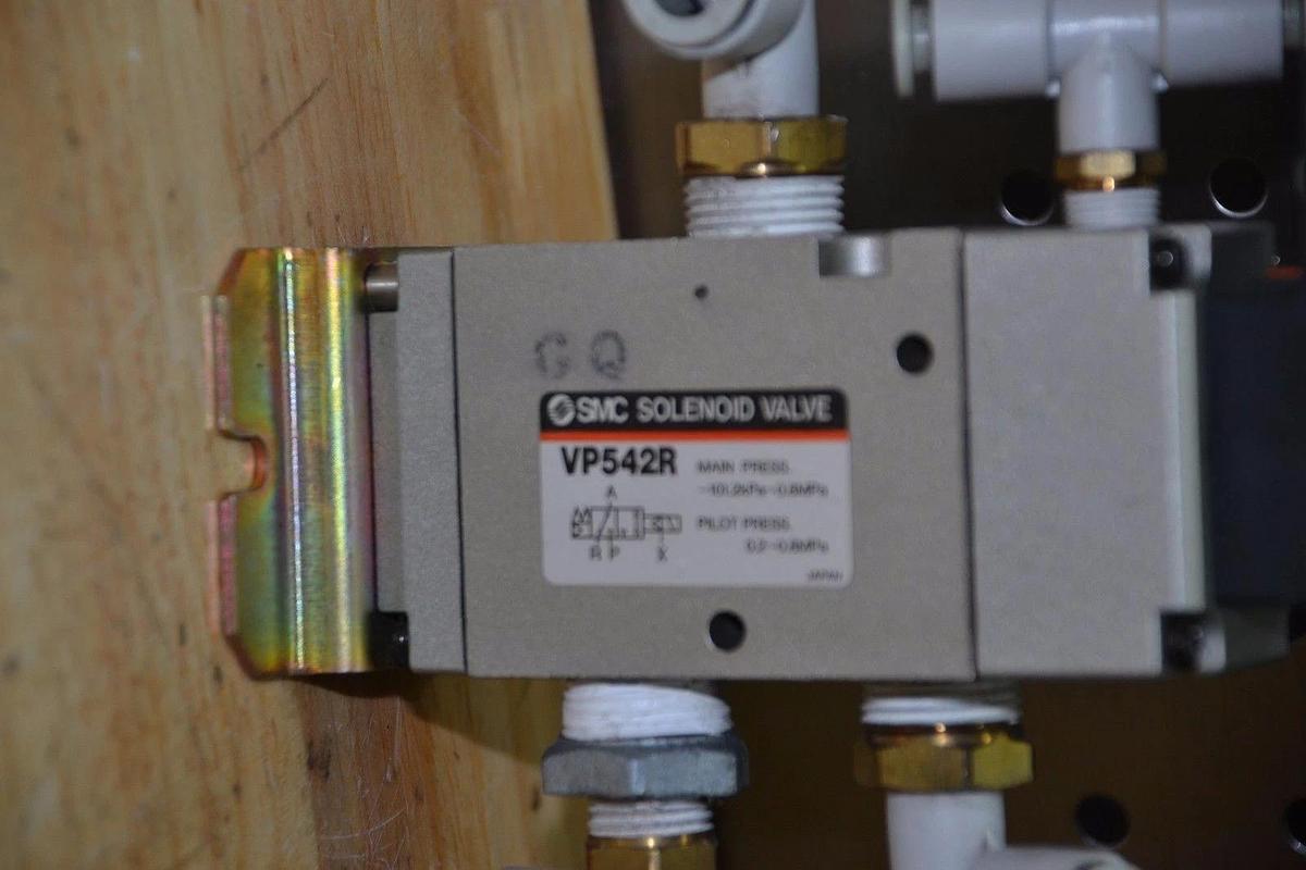Used SMC VP542R -101.2kPA/0.8MPa 0.2~0.8MPa SOLENOID VALVE