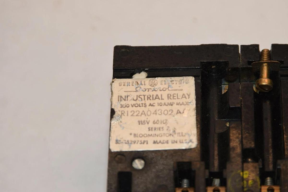 Used GENERAL ELECTRIC CR122A04302AA 115V 60Hz 360V 10A Series A Industrial Relay
