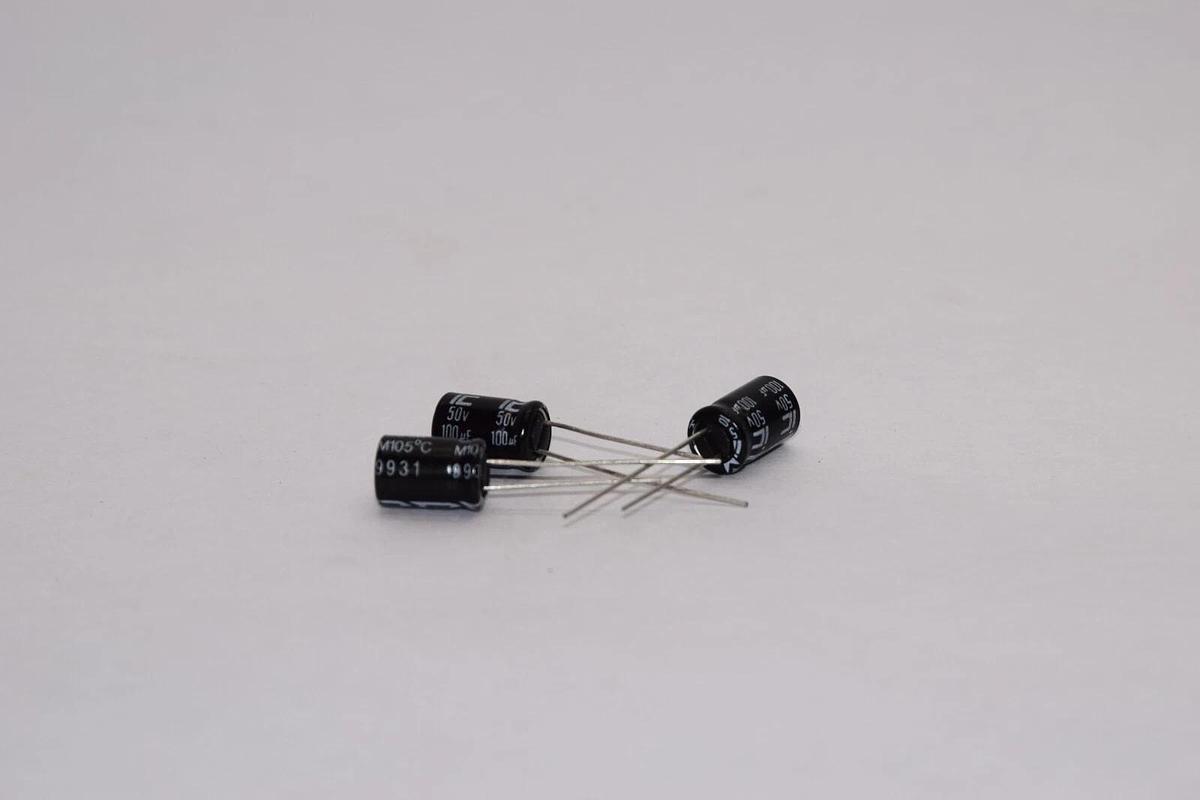 (NEW - Lot 3) ILLINOIS CAPACITOR 107CKHM050M 50V 100uF Capacitor