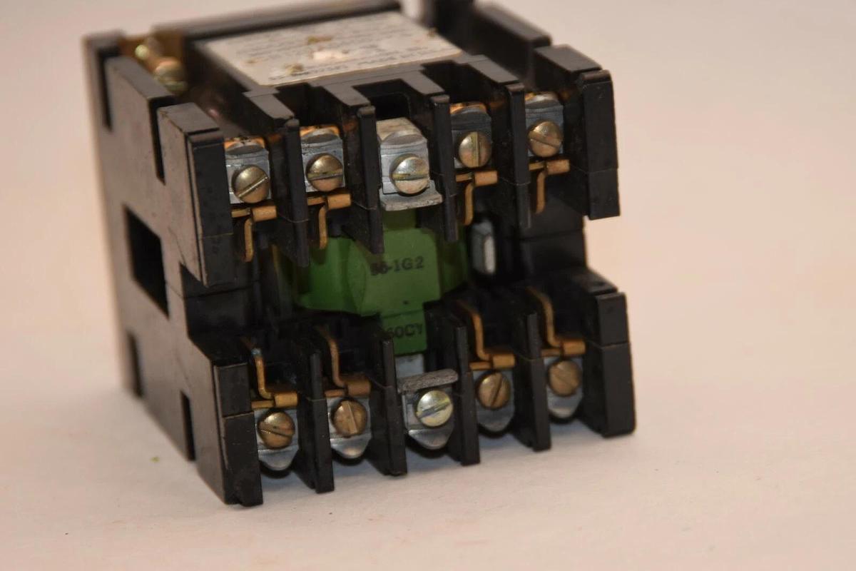 Used GENERAL ELECTRIC CR120A04002AA 115V 60Hz 300V 10A Series A Industrial Relay