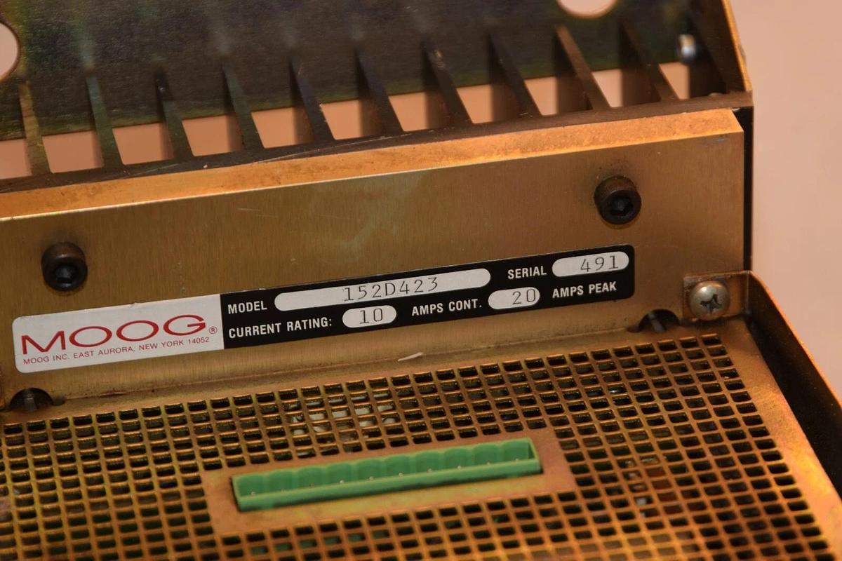 Used MOOG Servo Motor Control Drive 152D423 10A Cont. 20A Peak