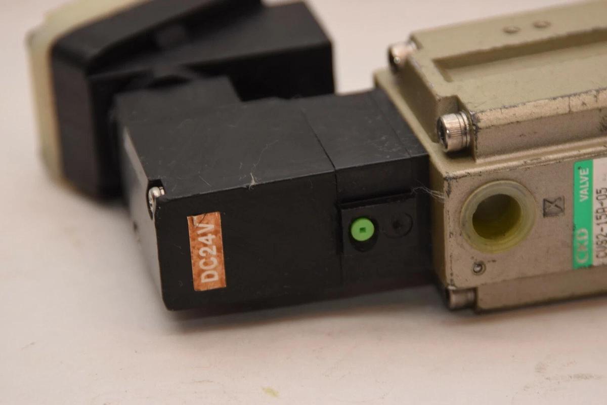 (NEW) CKD CVS2-15A-05-03T-3 0-0.5MPa / 0.25-0.7MPa 24V Coil Solenoid Valve