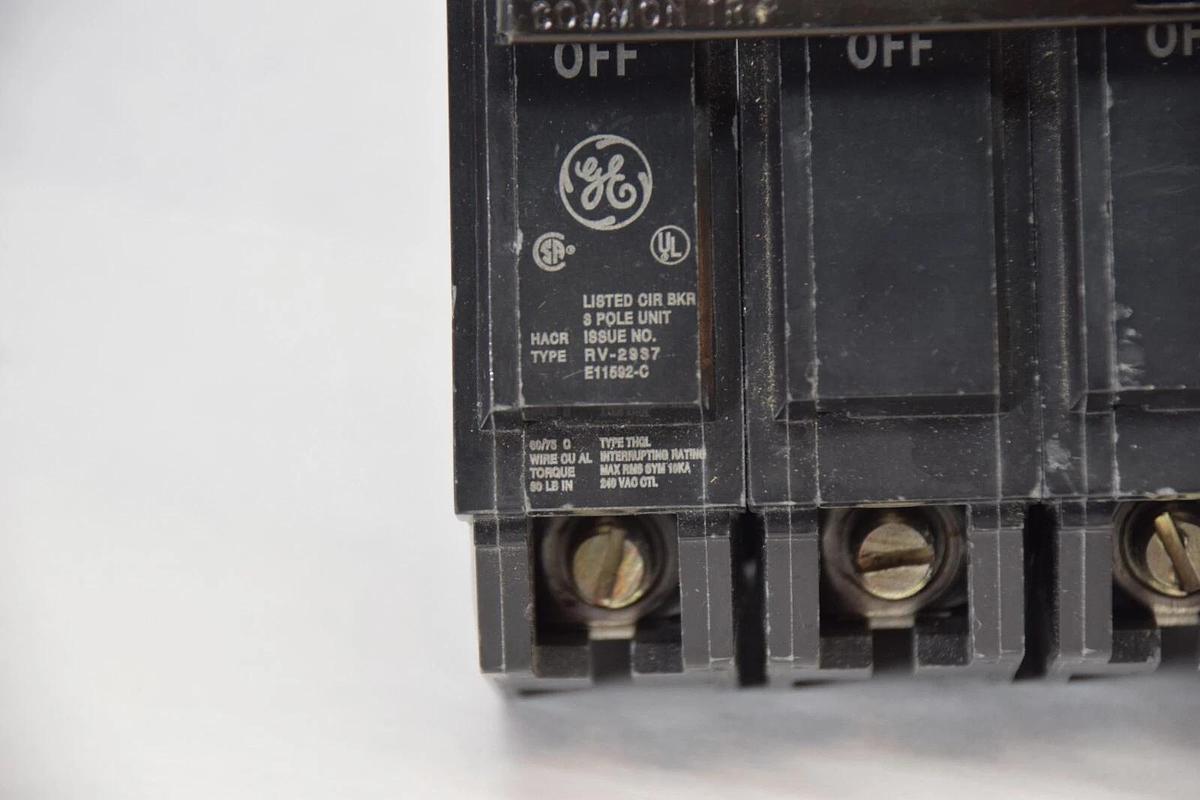 (NEW) GE GENERAL ELECTIRC RV-2937 , E11592-C 3 Pole 30Amp Circuit Breaker