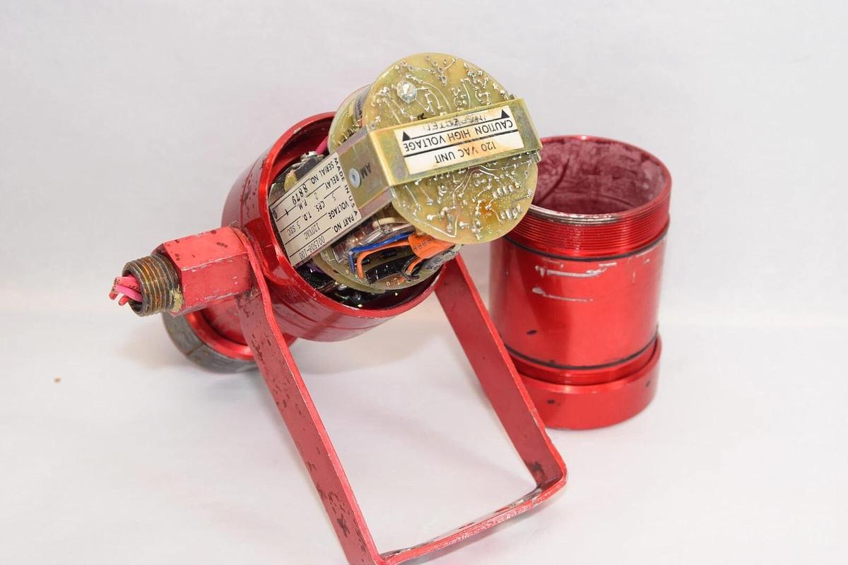 Used Det-tronics UV600 B4704 UV600B4704   UV Fire Detector  120v CLASS 1 ENCLOSURE 4