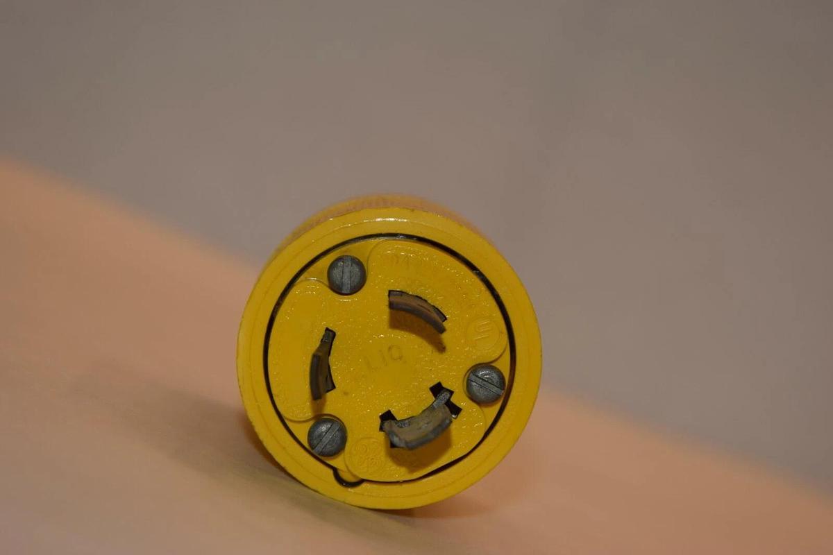 NEW (LOT OF 5) GENERAL ELECTRIC L10 20A 125/250V LOCKING PLUG