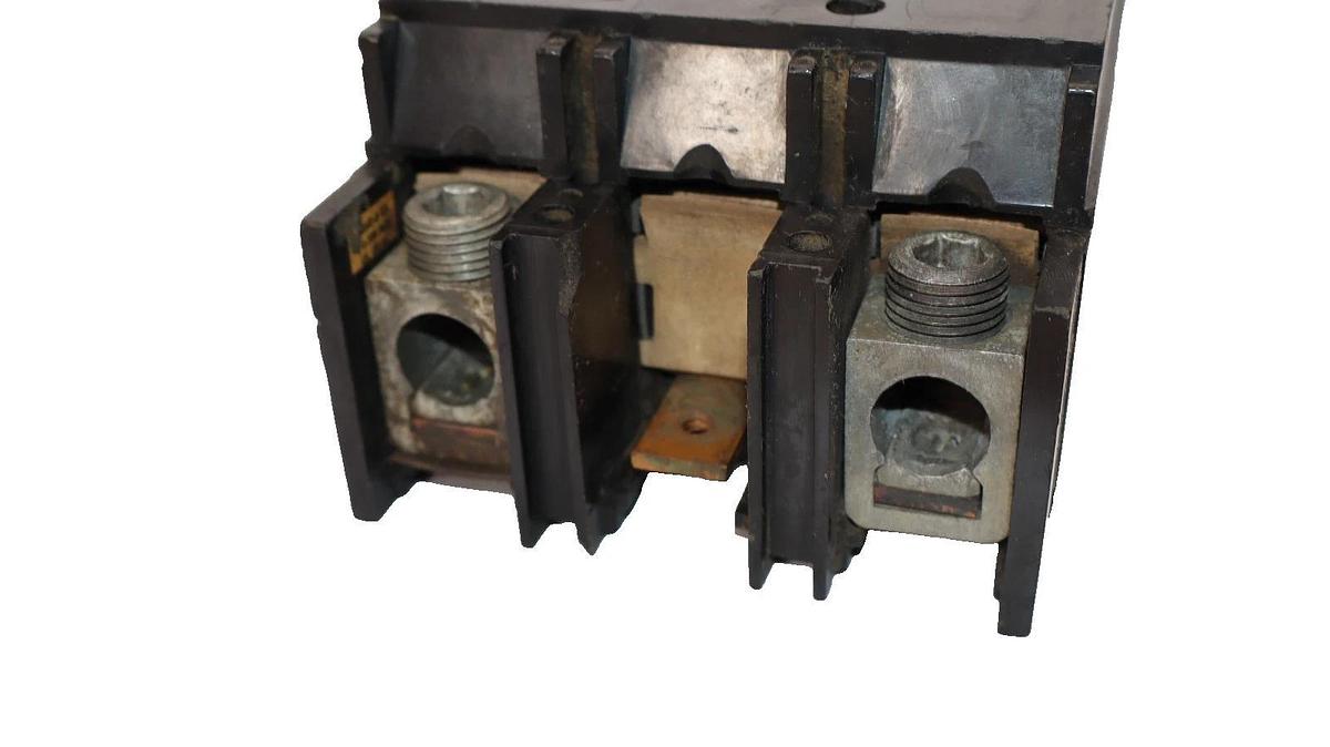 Used Square D Circuit Breaker 200A Q2M-3200-MT 200 Amp Q2M3200MT 3P