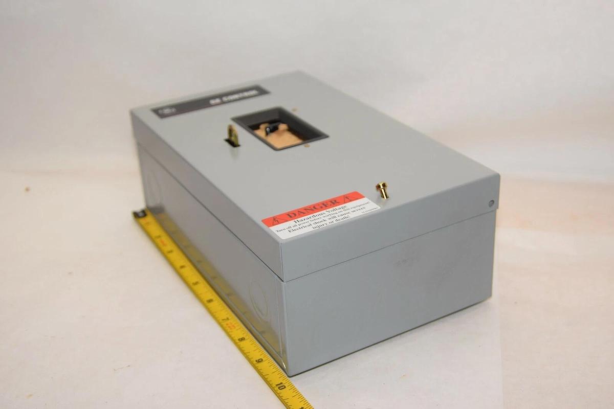 (NEW) GE GENERAL ELECTRIC CR1062R2AAT2000 Nema Size M-0 2P Man Motor Starter