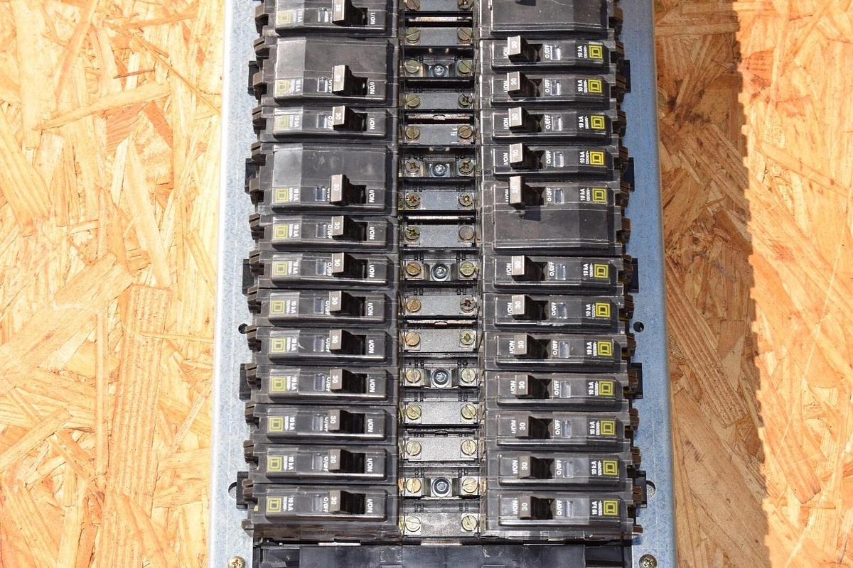 Used Square D 42 Circ 225A Main Lug Panelboard Interior NQOM442L225GSA 3ph 20a 30a