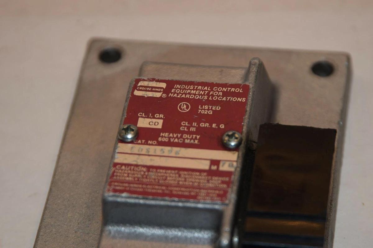 Used CROUSE HINDS EDS1596 600VAC HEAVY DUTY INDUSTRIAL CONTROL FOR HAZARDOUS LOC.