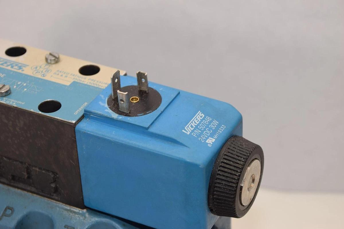Used VICKERS DG5V-7-2N-T-M-U-H7-30 With DG4V-3-6N-M-U-H7-60 Hydraulic Valve