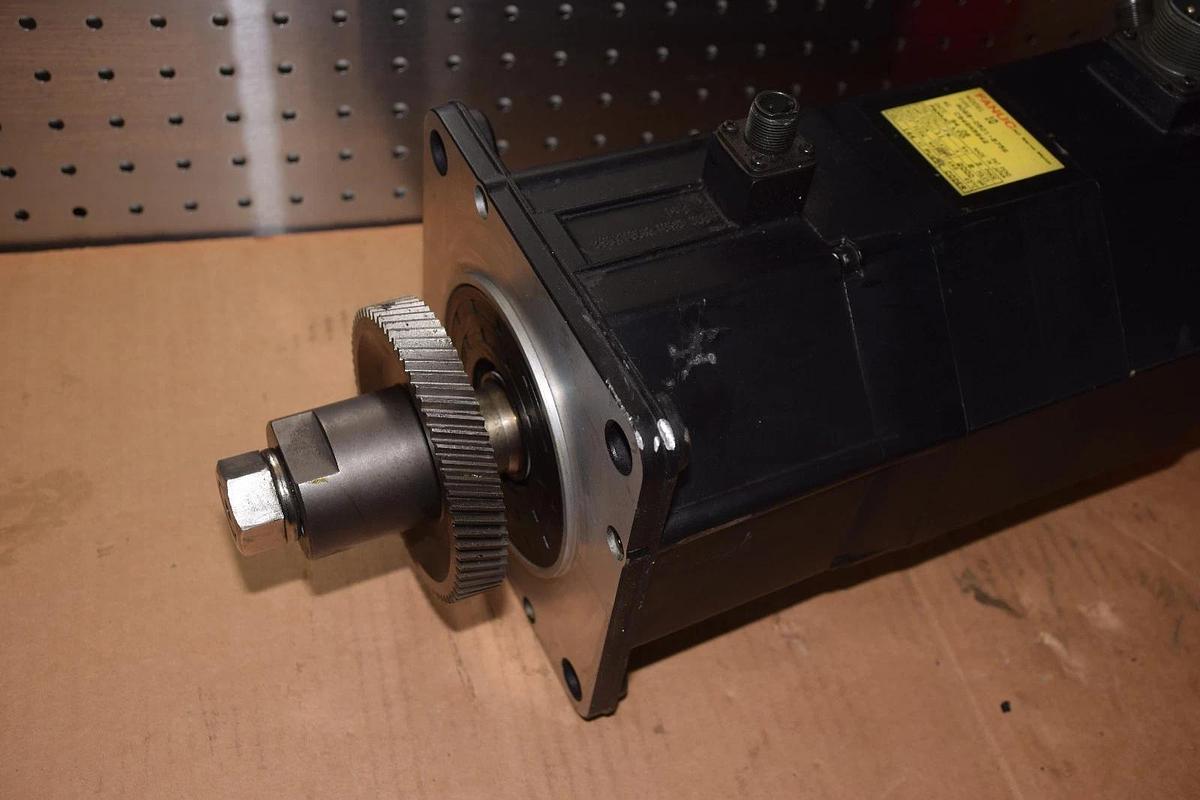 Used Fanuc AC Servo Motor A06B-0501-B756 w/ Encoder A860-0360-T101 Model 10