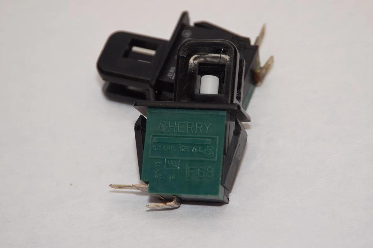 (NEW - Lot of 5) CHERRY F68 110E7780 0.1A 125Vac T85 2-Blade Push Button