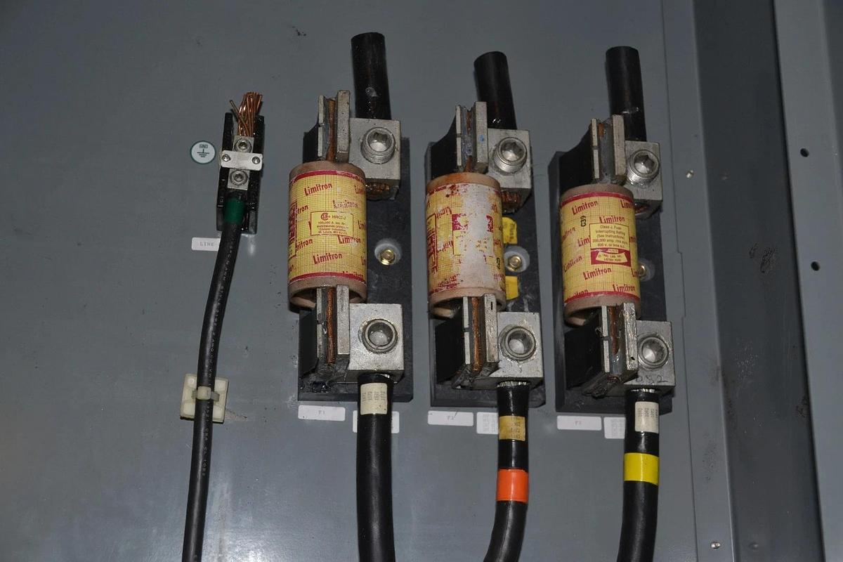 Used Allen Bradley 1336 Plus 250 HP Drive 3Ph 250hp 1336S-B200VAA-HA2C-JF-JR-KD-LR