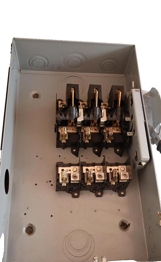 Used Square D 200A Safety Switch Fusible Enclosure D324N 240V 3-Pole 200AMP