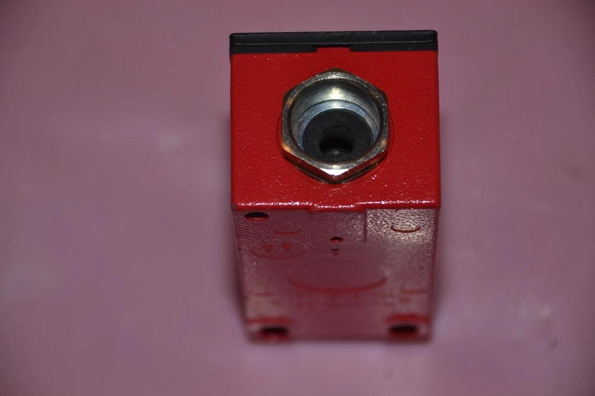 Used BERNSTEIN LIMIT SWITCH GC-SU1Z HW GC SU1Z GCSU1ZHW 612.1171.727 10A 500V AC