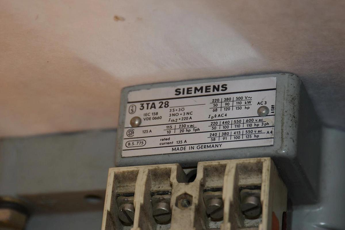SIEMENS 3TA28 220V 60Hz Air Brake Contactor (NEW)
