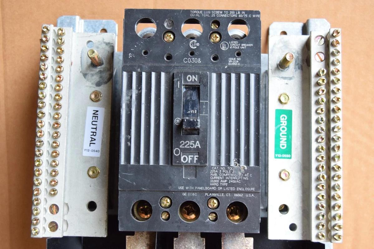 Used General Electric GE A Series 225A Panelboard Interior AQL3422ATX AXB4M9 3ph 4w