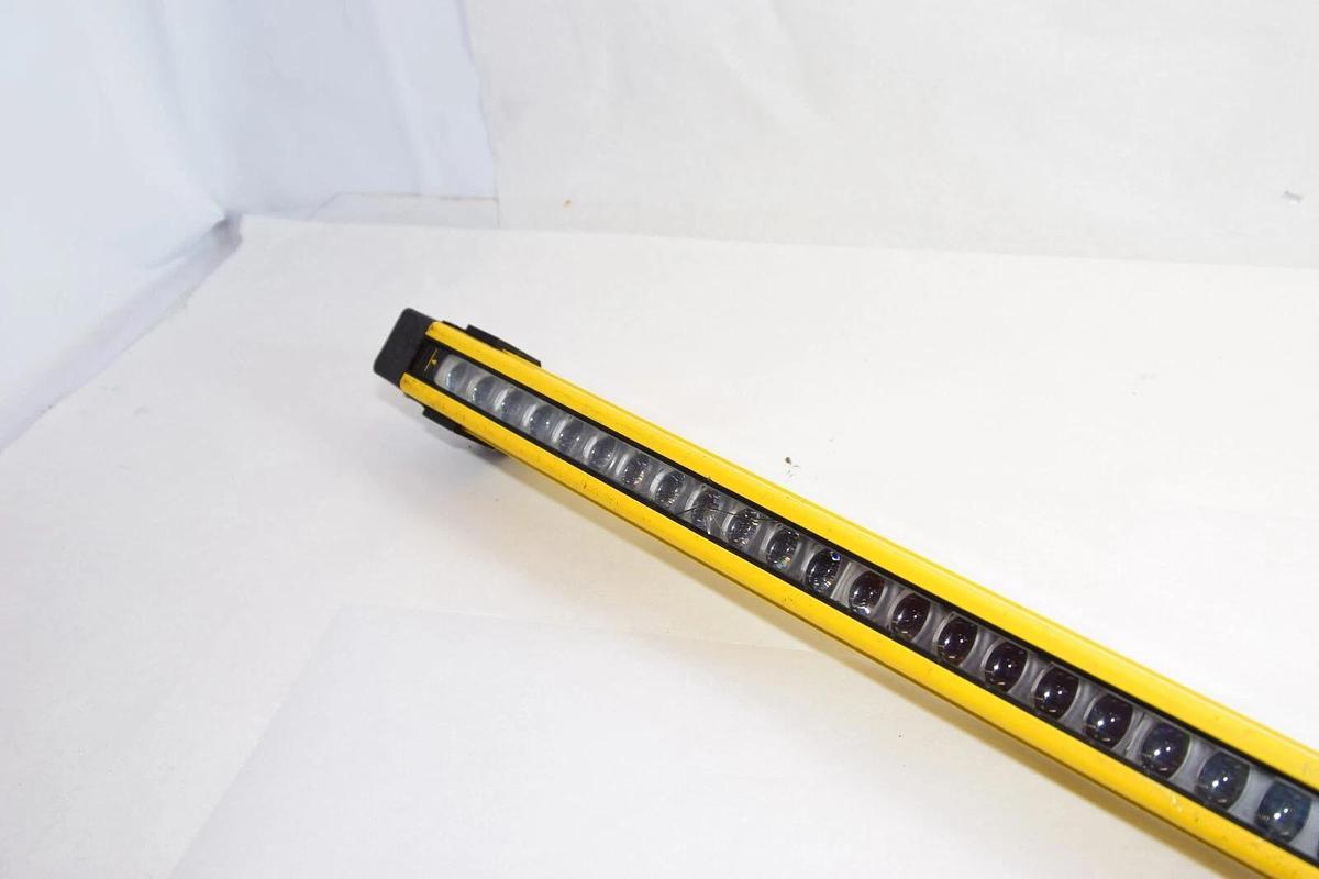 Used GUARDSTAR BS1230R B-Series Receiver Light Curtain *Small Crack*