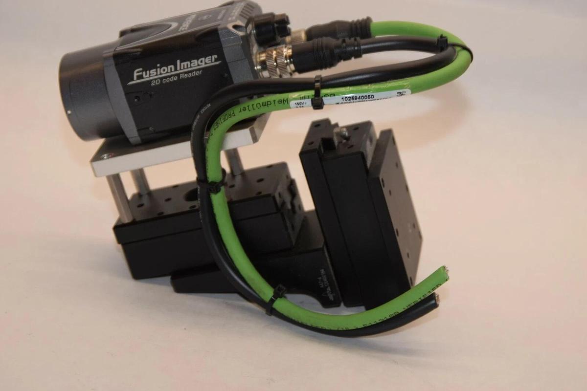 Used KEYENCE 2D Code Reader SR-D100H with precision mount B05-14NH A47-4