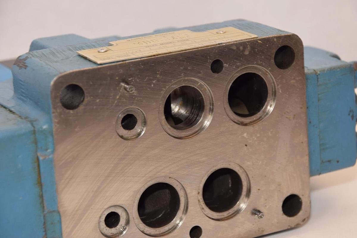 Used VICKERS DG5V-7-2N-T-M-U-H7-30 With DG4V-3-6N-M-U-H7-60 Hydraulic Valve