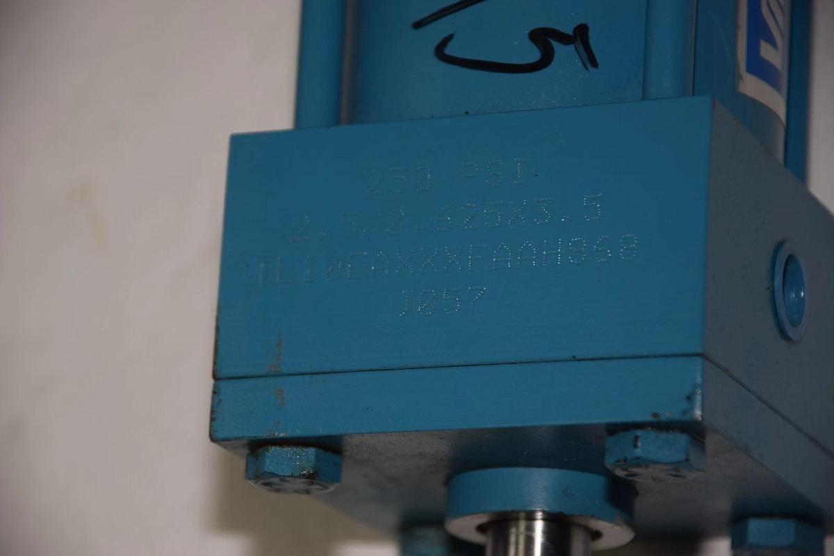 (New) VICKERS TL10EAXXXFAAH868 J057 250psi 5/8" CYLINDER