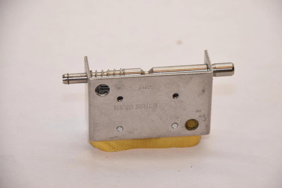 (NEW) MICRO SWITCH 1AC2 Door Switch