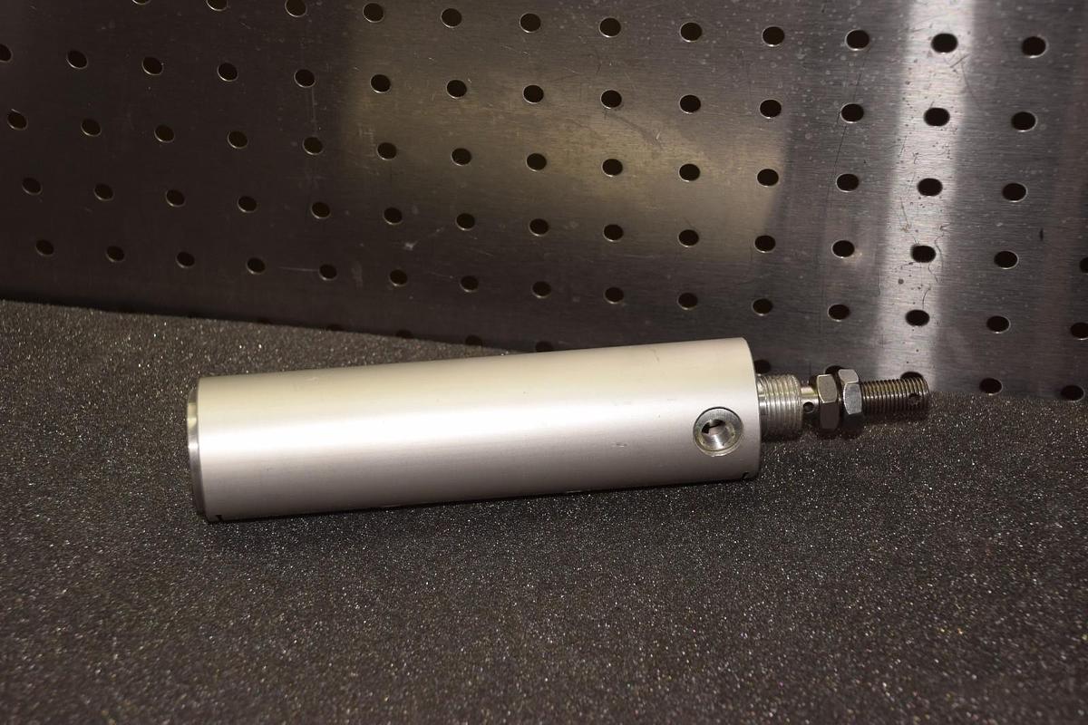 PNEUMATIC CYLINDER 7/16" SHAFT 4" STROKE 1-3/4" BODY NO NAME NEW