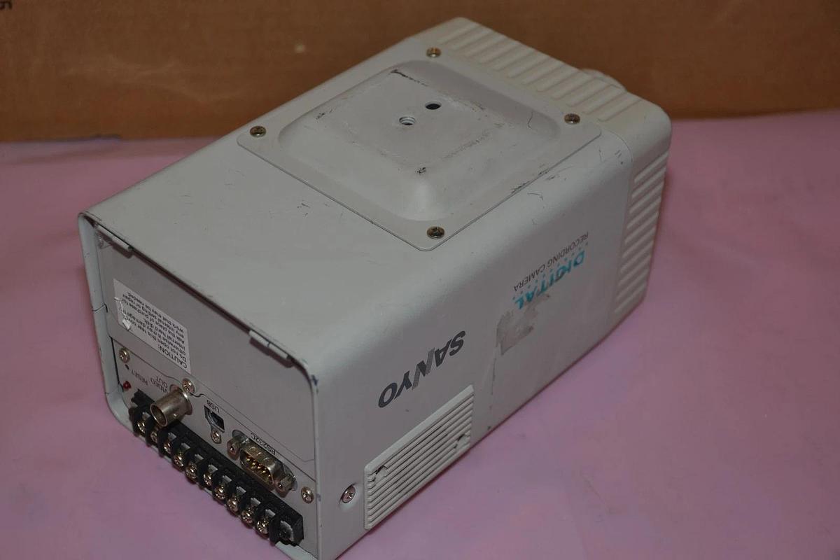 Used SANYO DSR-C100 DSRC100 13.8V 10.5W 1.5 MEGA PIXELS DIGITAL RECORDING CAMERA