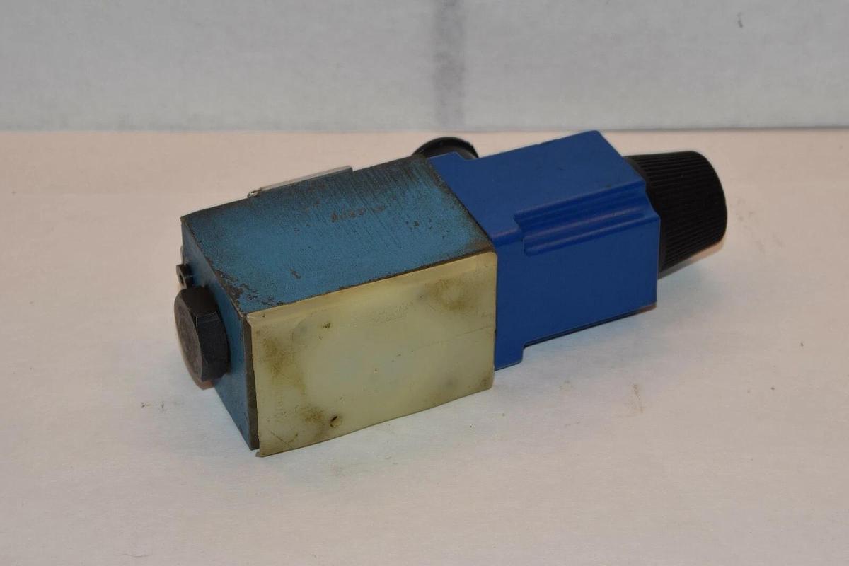 (Nos) Vickers Directional Control Valve DG4V-3-0B-L-M-U-H-40  24VDC Coil