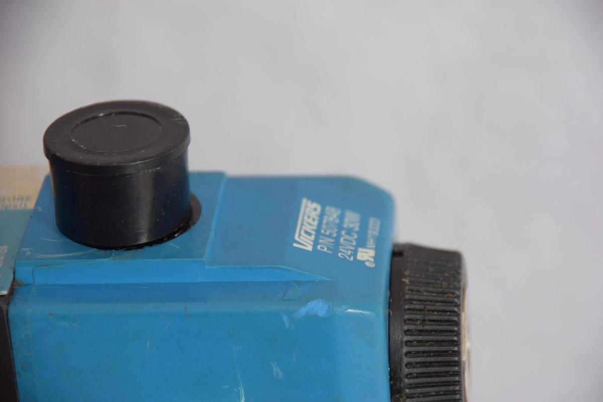 Vickers Directional Control Valve DG5V72C2TMUH730 DG4V-3-6C-M-U-H7-60 *NOS*