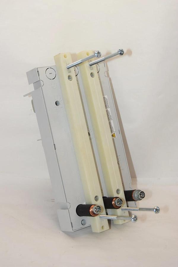 Used SIEMENS 8US1213-4AH00  BUSBAR Adapter for Breaker 600VAC