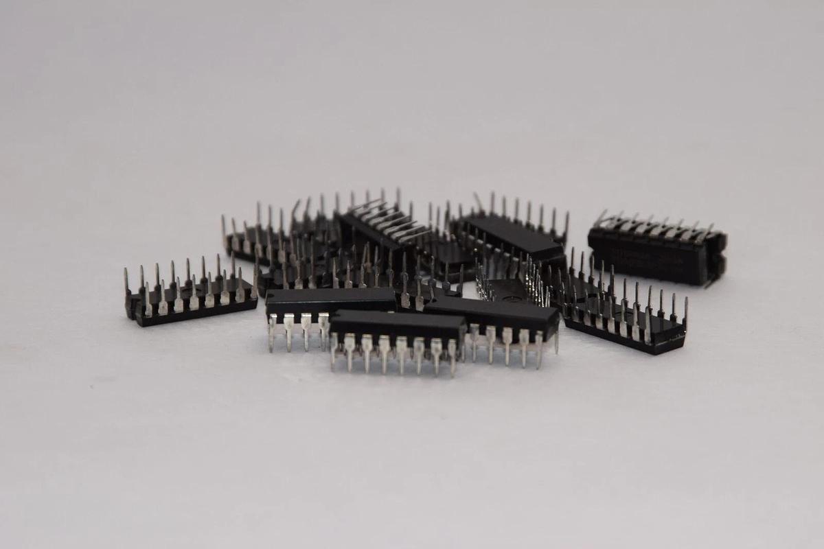 (NEW - Lot of 17) TOSHIBA TD62901P 16-Pin Semi-Conductor