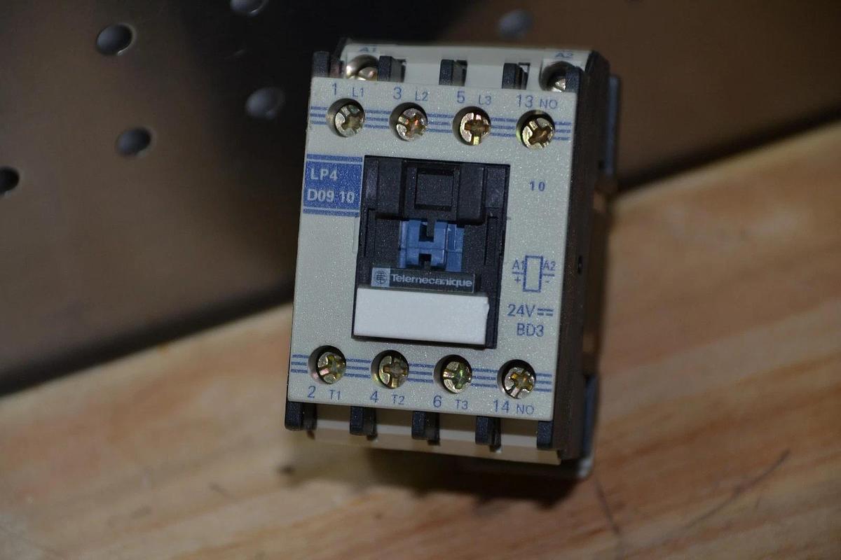 Used TELEMECANIQUE LP4 D0910 LP4D0910 20A 690V CONTROL RELAY