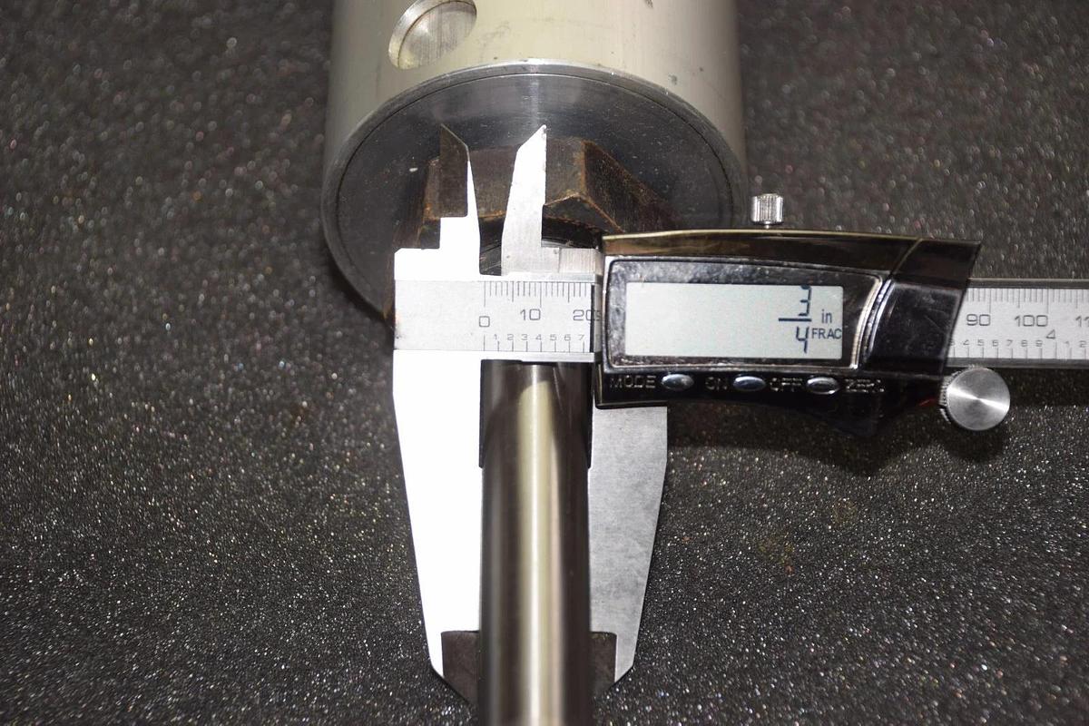 PNEUMATIC CYLINDER 1/2" SHAFT 4" STROKE 3" BODY NO NAME NEW