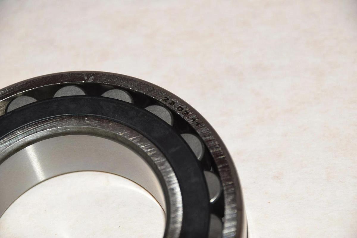 NEW SNR 22210 EA W33 22210EAW33 23.02.11 SPHERICAL ROLLER BEARING