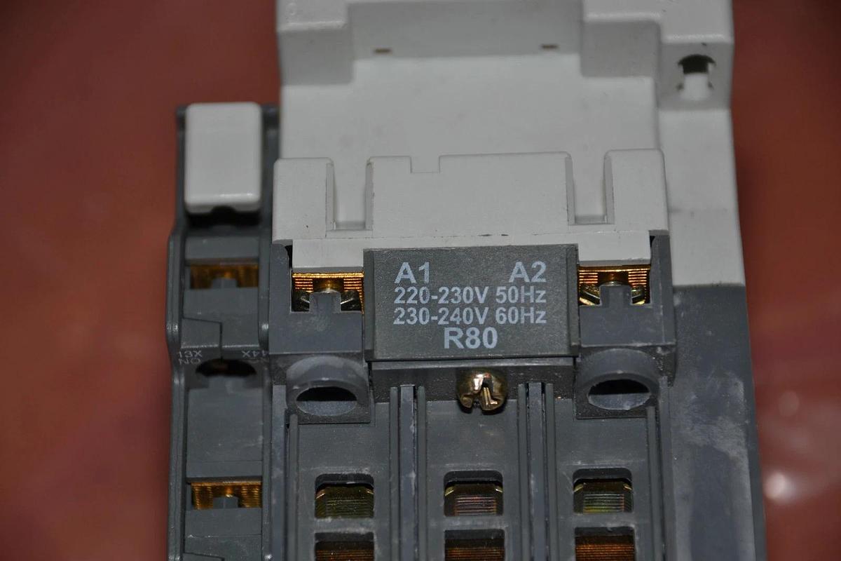 Used ABB CONTACTOR AE40-30 AE40 30 AE4030 CAL5-11 CAL511 COIL 220/230 VDC V R80