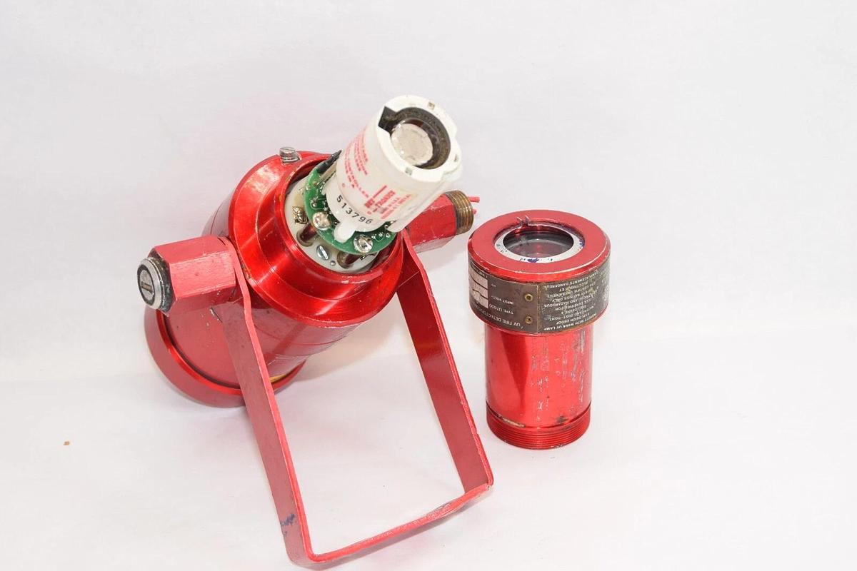 Used Det-tronics UV600 B4704 UV600B4704   UV Fire Detector  120v CLASS 1 ENCLOSURE 4