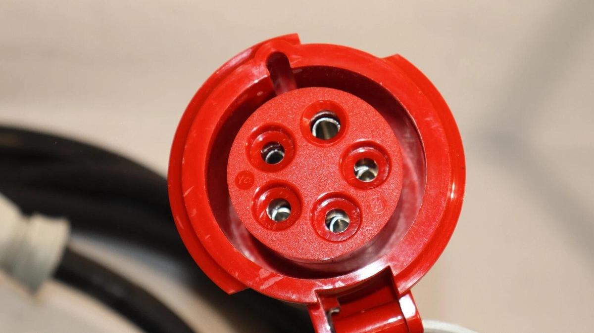 Used Starline Track Busway Tap Box CBMDCT5VHE54-14'(2)530C7W-V59S-G02 227/480v 30a