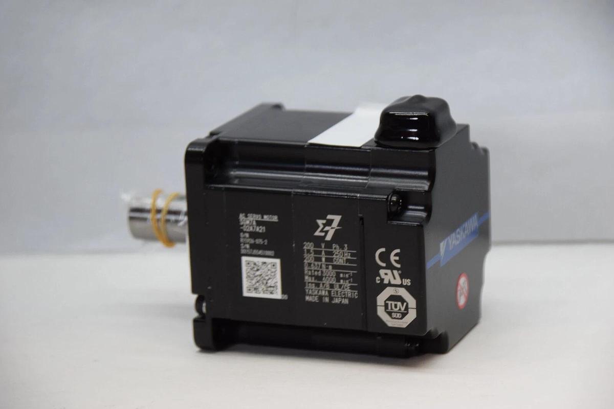 (NEW) YASKAWA ELECTRIC SGM7A-02A7A21 200V 3Ph 1.5A 200W AC Servo Motor