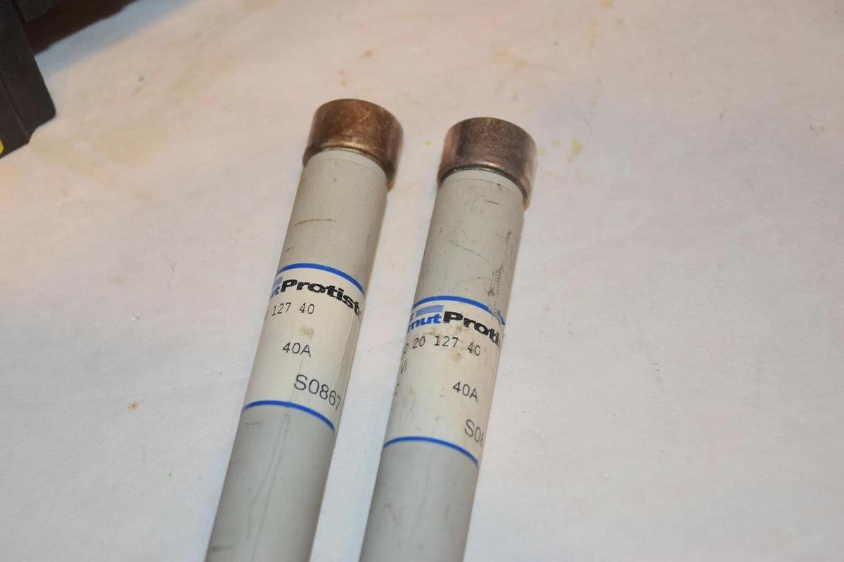 Used FERRAZ SHAWMUT 3-97227 397227 FUSE BLOCK WITH (2) S0867 40A FUSE