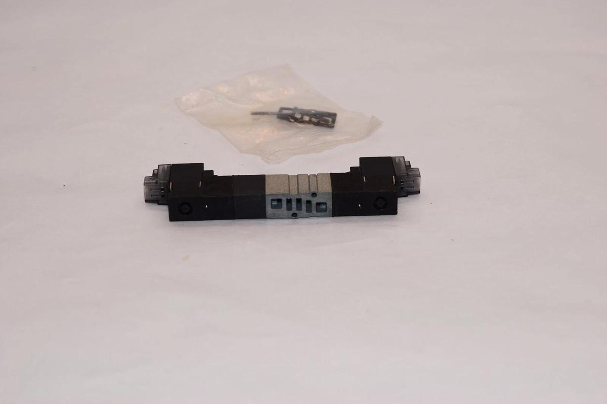 (NEW) SMC NVJ3343 24V Coil Solenoid Valve W/Gasket