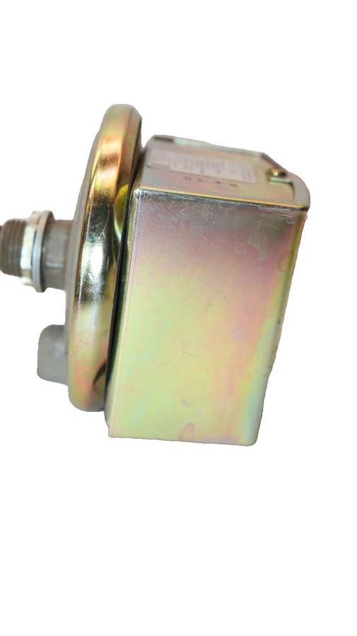 Dwyer Instruments Pressure Switch 1823 10psi 180°F (New)