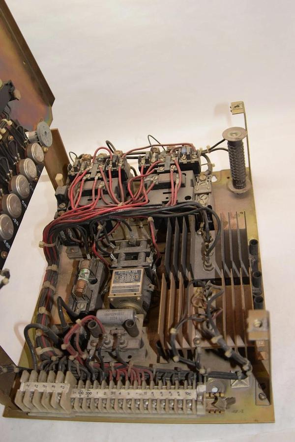 Used ALLEN BRADLEY 1313R-B0A61 240V 1HP Regulated Speed Drive *Missing Knob/screws