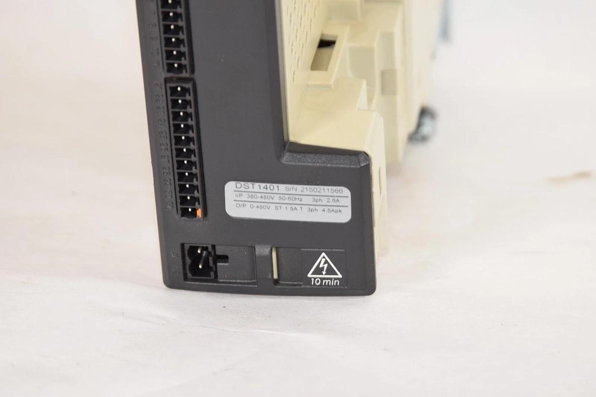 Used EMERSON DST1401 380-480V 50/60Hz 3ph 2.6A Digitax ST Driver