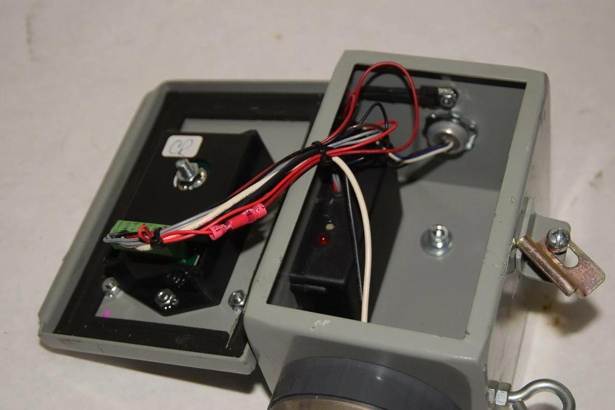 Used CMH INDUSTRIES INC 770-271-0377 7702710377 4 Pin Male Pull Box