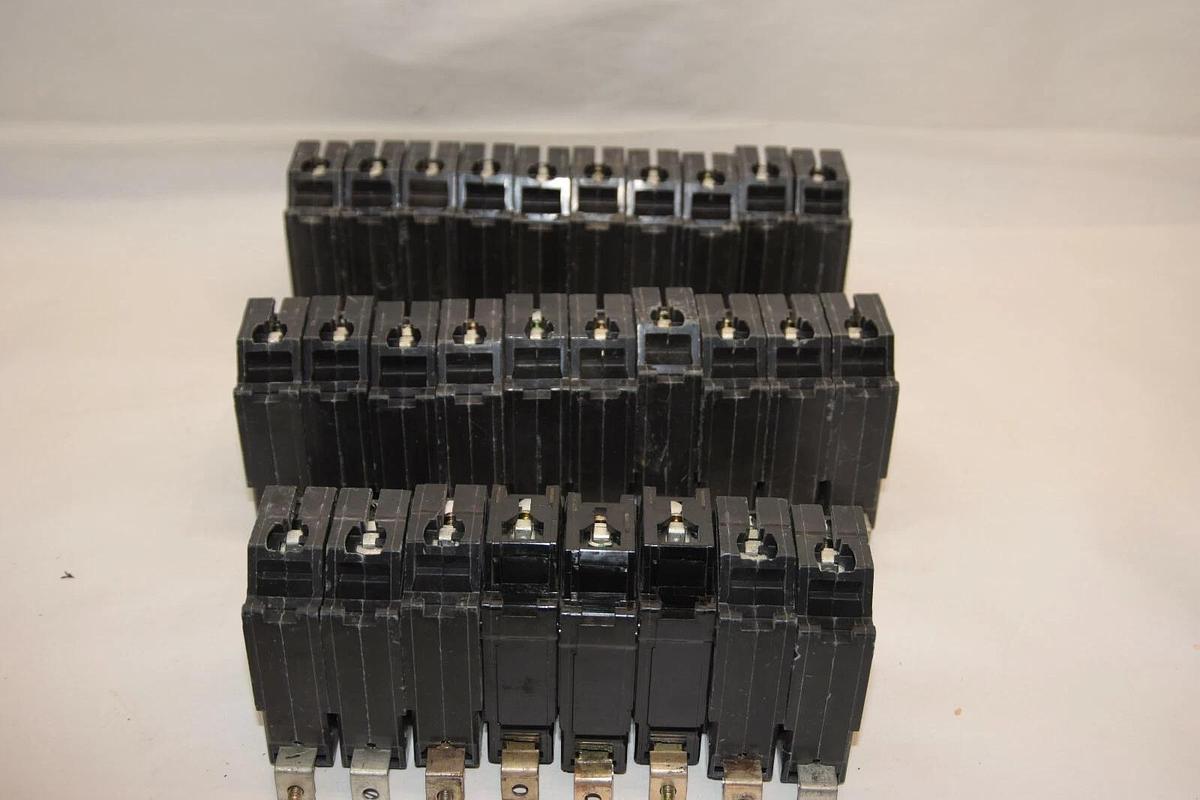 Used (LOT 28) GE GENERAL ELECTRIC 20A Amp A 1P Circuit Breaker *Missing Some Screws*